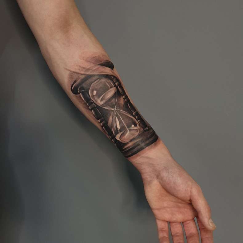 Forearm hourglass clock, photo - Tattoo Master Barb Tattoo