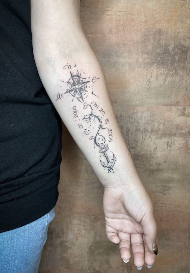 Na przedramieniu różawiatru kotwica, photo - Tatuażysta Barb Tattoo