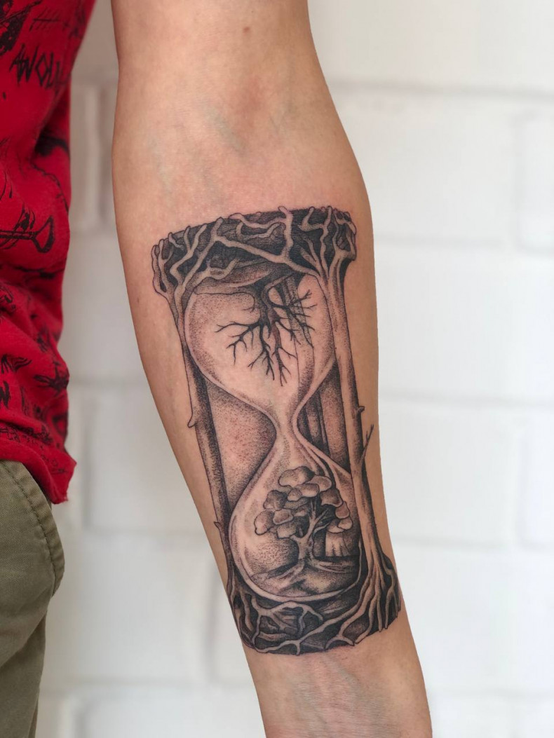 На предплечье песочные часы, photo - Тату мастер Barb Tattoo