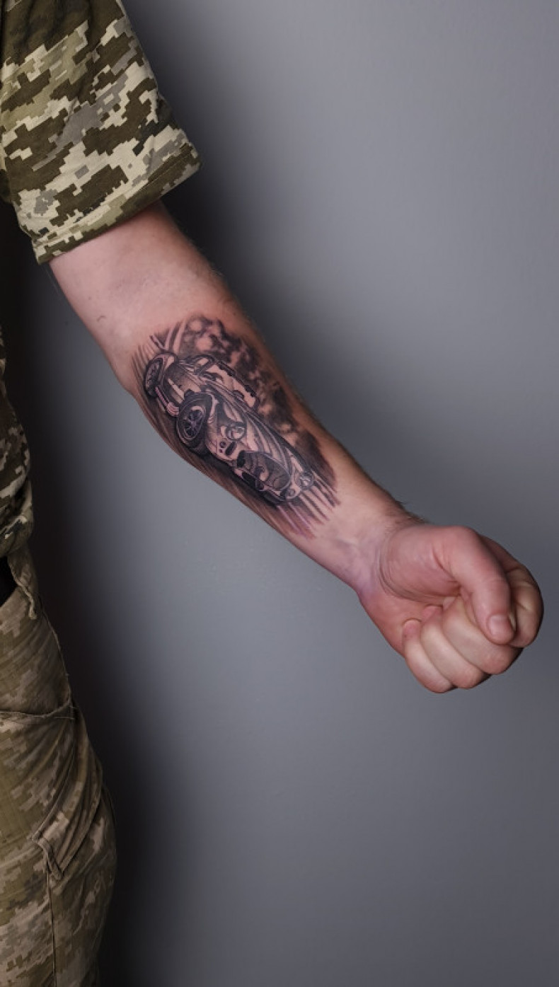 Samochód wojskowy na przedramieniu, photo - Tatuażysta Barb Tattoo