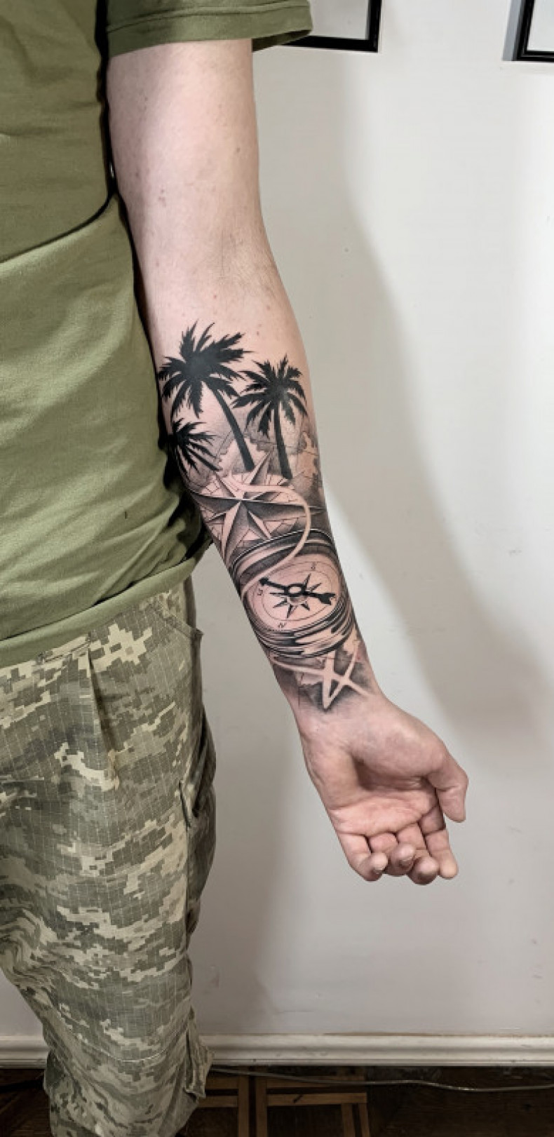 Compass forearm palm tree, photo - Tattoo Master Barb Tattoo