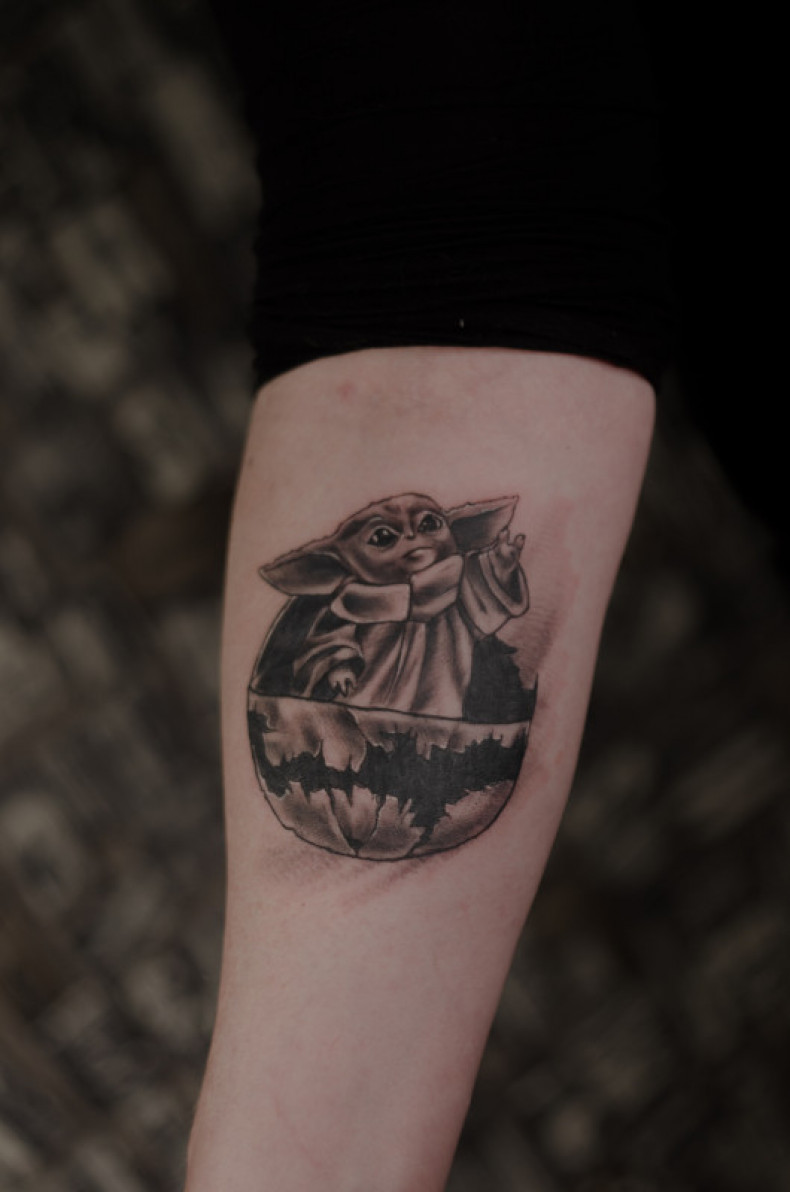 Gwiezdne wojny tatuaż baby yoda na przedramieniu, photo - Tatuażysta Barb Tattoo