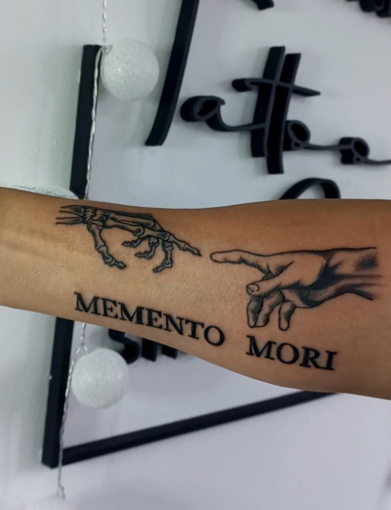 Мементо мори на предплечье, photo - Тату мастер Barb Tattoo