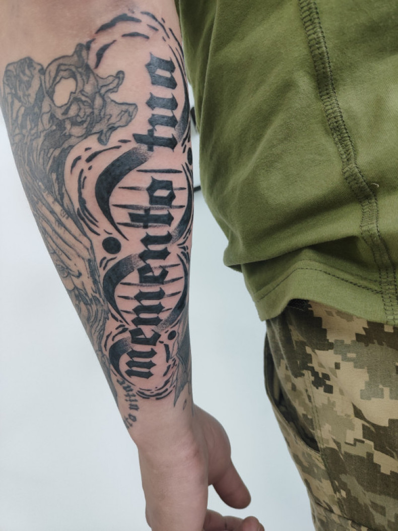 Мементо мори военные на предплечье, photo - Тату мастер Barb Tattoo