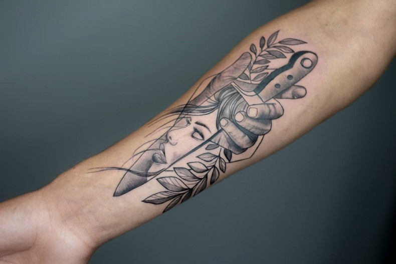 Dziewczyna przedramię nóż, photo - Tatuażysta Barb Tattoo