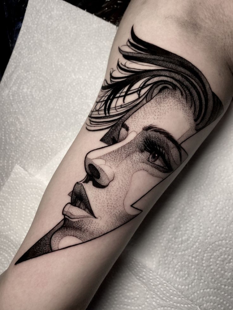 Девушка молния на предплечье, photo - Тату мастер Barb Tattoo