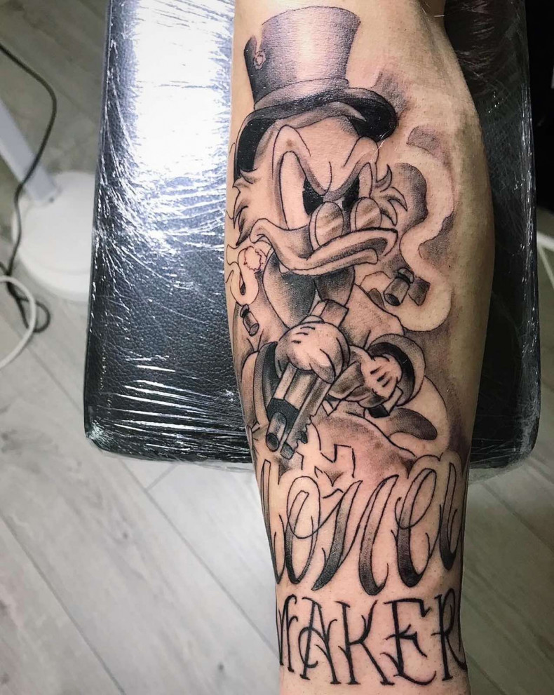 Kreskówki na przedramieniu Sknerus McKwacz, photo - Tatuażysta Barb Tattoo