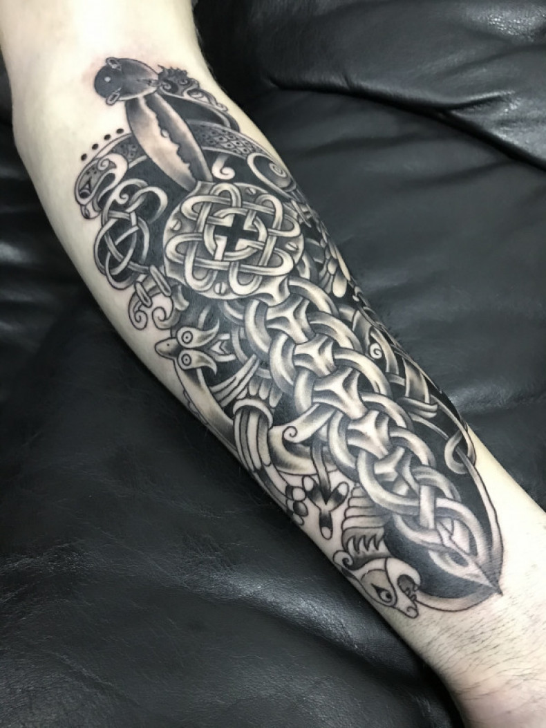 Celtic pattern sword, photo - Tattoo Master Barb Tattoo