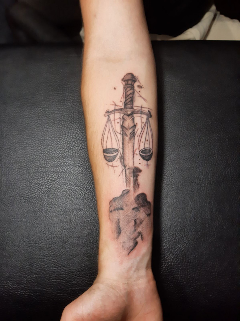 Весы меч черно-белая, photo - Тату мастер Barb Tattoo