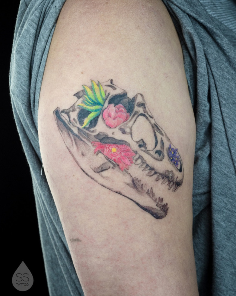 Dinosaurier bunte Schädel, photo - Tattoo-Meister Barb Tattoo