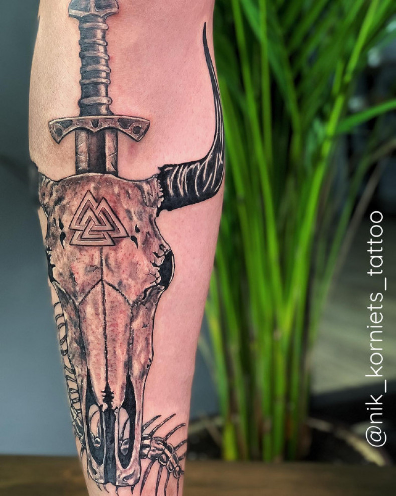 Buffalo bull skull, photo - Tattoo Master Barb Tattoo