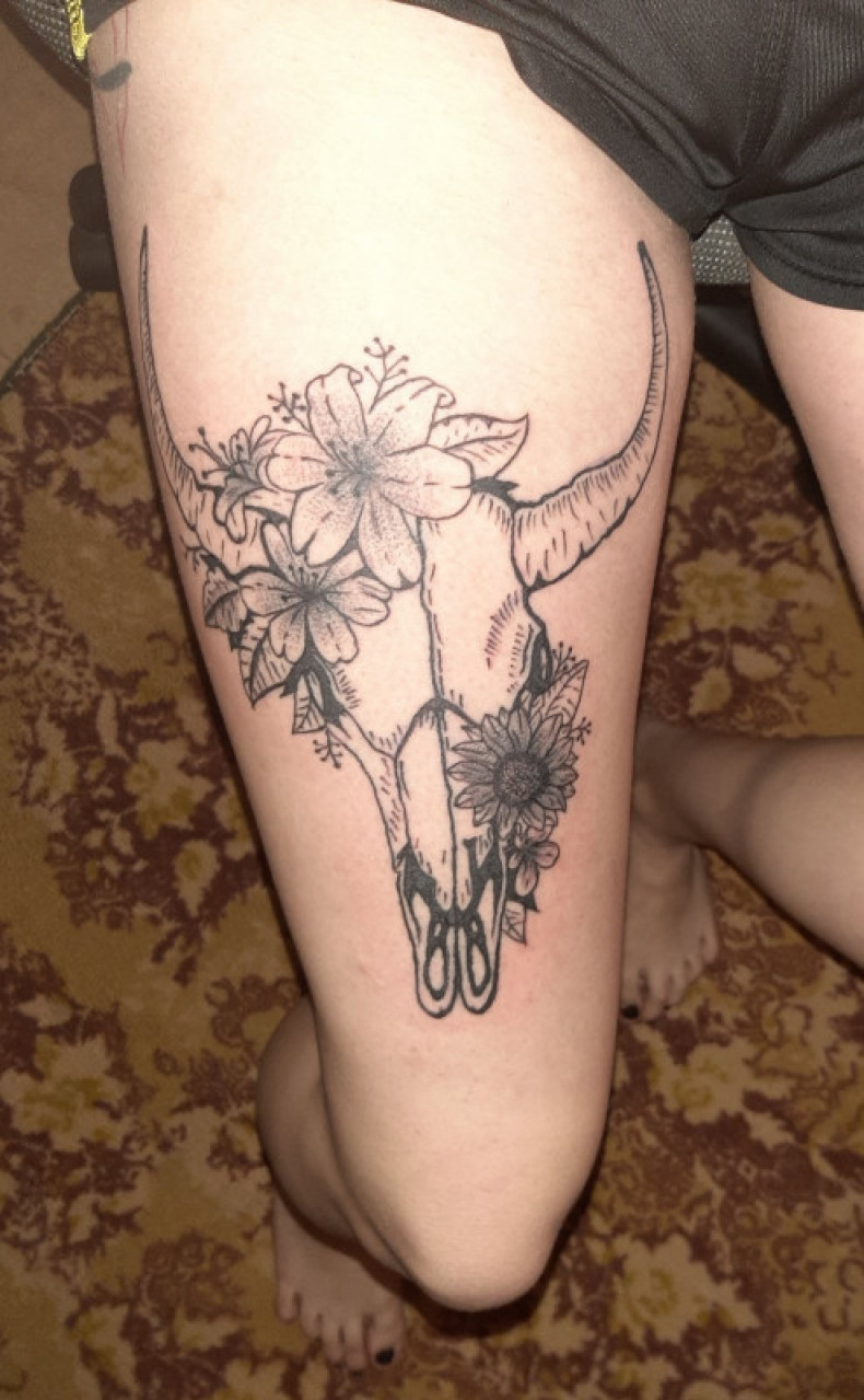 Büffel linework Blumen, photo - Tattoo-Meister Barb Tattoo