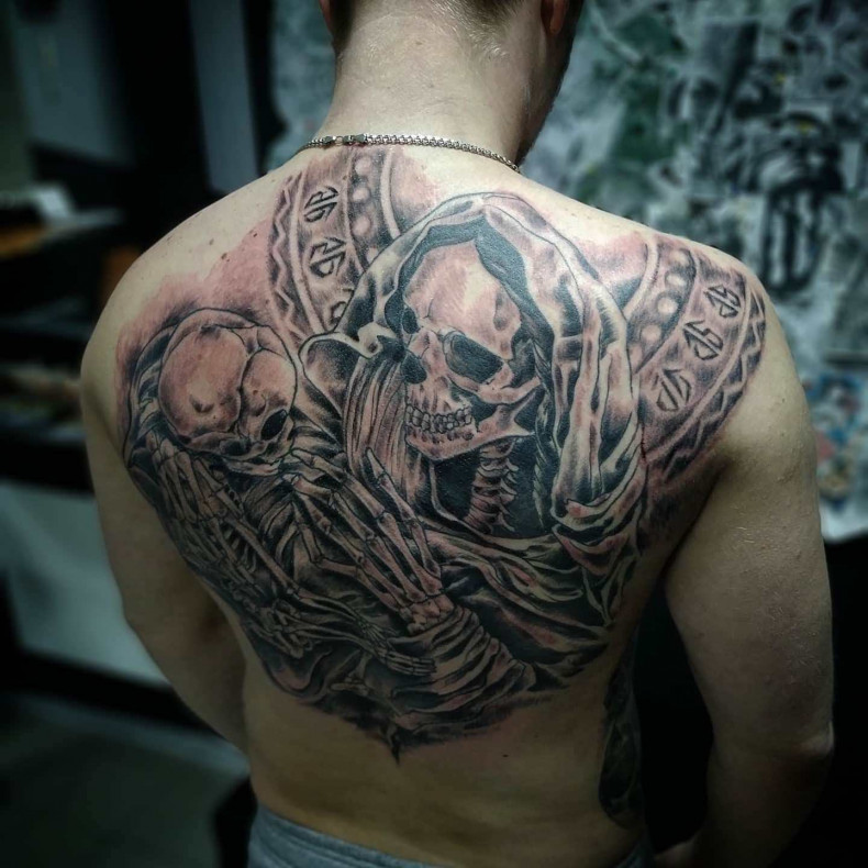 Czarny szary duży na plecach, photo - Tatuażysta Barb Tattoo