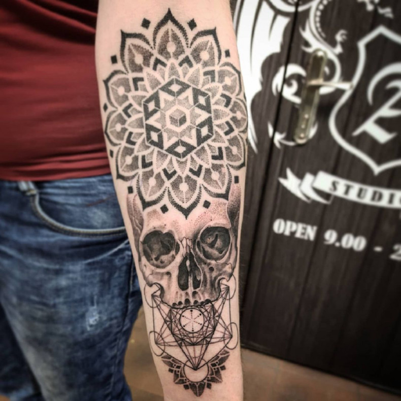 Mandala- und Totenkopf-Tattoo, photo - Tattoo-Meister Barb Tattoo