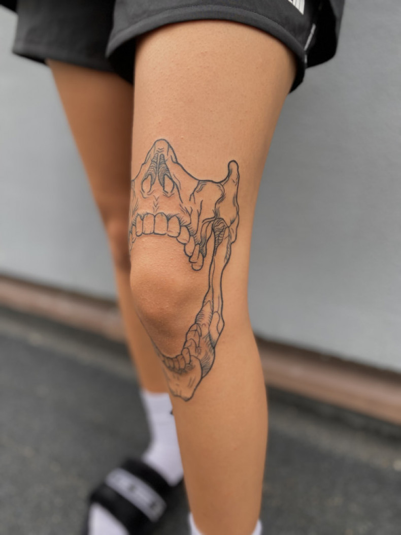 На колене череп, photo - Тату мастер Barb Tattoo