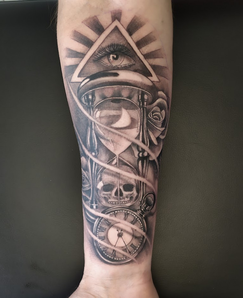 All-seeing eye hourglass third, photo - Tattoo Master Barb Tattoo