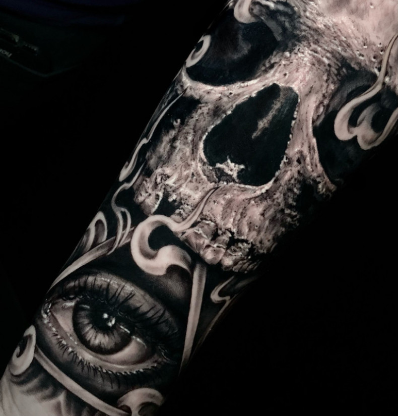 All-seeing eye third skull, photo - Tattoo Master Barb Tattoo