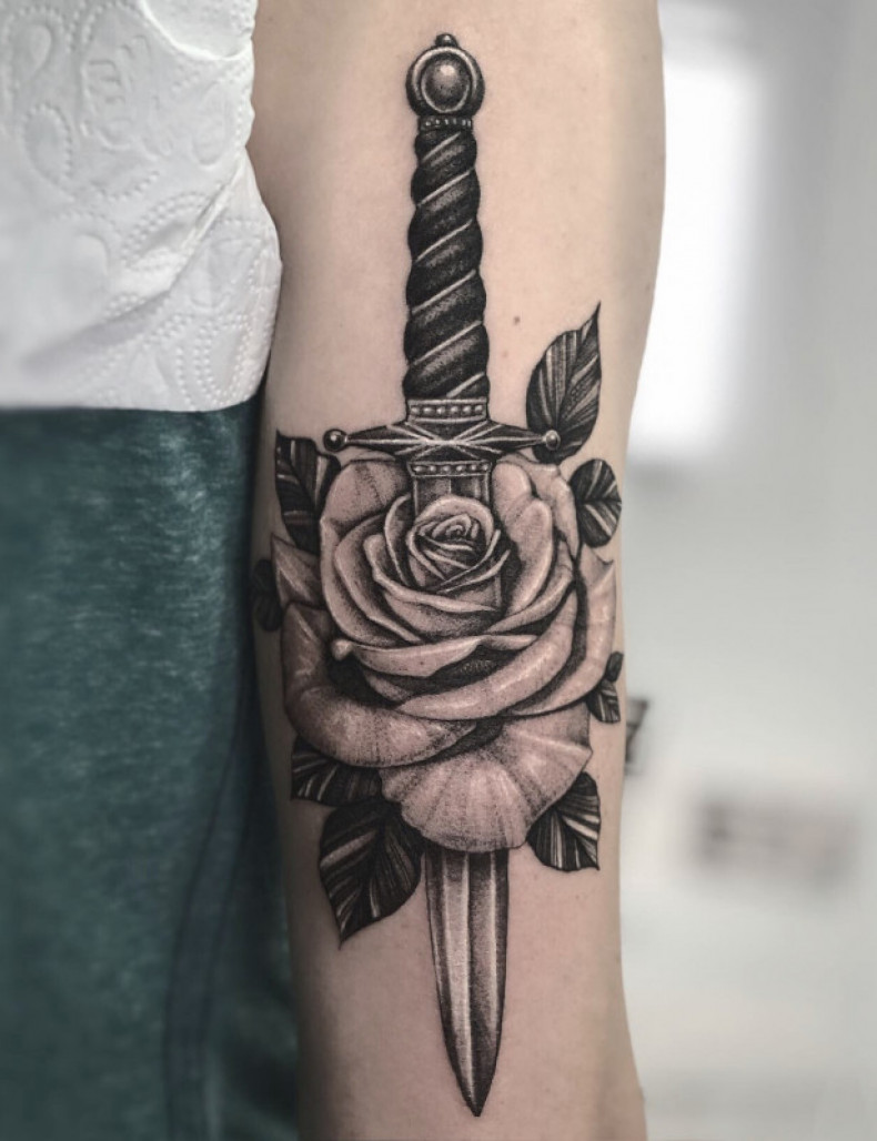 Dagger rose, photo - Tattoo Master Barb Tattoo