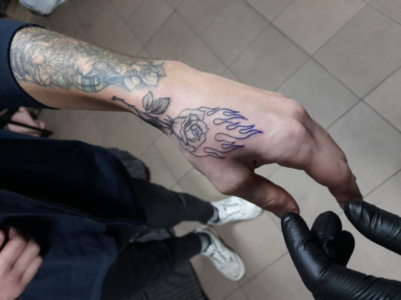 Ogień (płomień) róża, photo - Tatuażysta Barb Tattoo