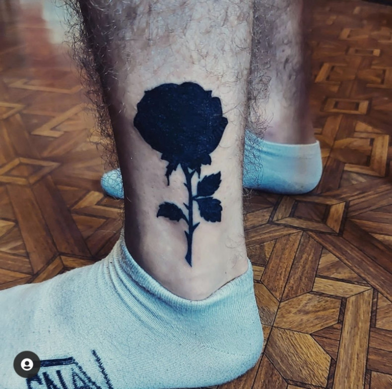 Blackwork ankle rose, photo - Tattoo Master Barb Tattoo