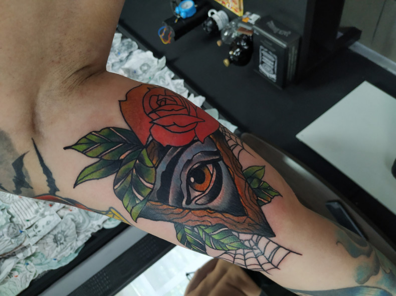 Allsehendes Auge Spinnennetz Rosen, photo - Tattoo-Meister Barb Tattoo