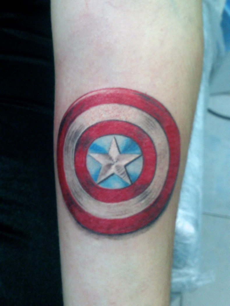 Marvel kolorowy tarcza, photo - Tatuażysta Barb Tattoo