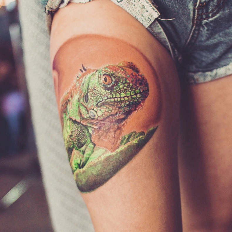 Leguan oberschenkel bunt, photo - Tattoo-Meister Barb Tattoo