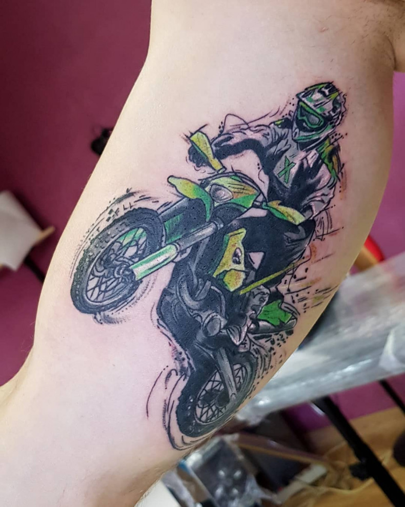 Motocykl kolorowy, photo - Tatuażysta Barb Tattoo