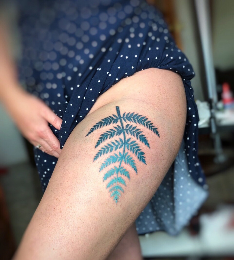 Branch thigh fern, photo - Tattoo Master Barb Tattoo