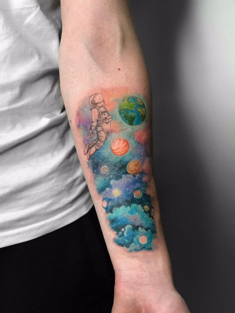 An astronaut globe, photo - Tattoo Master Barb Tattoo