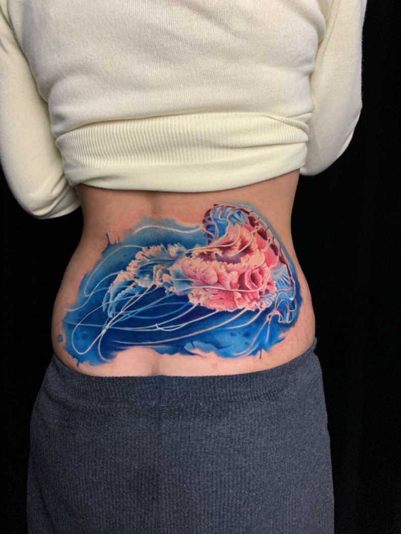 Meduza dolna część pleców kolorowy, photo - Tatuażysta Barb Tattoo