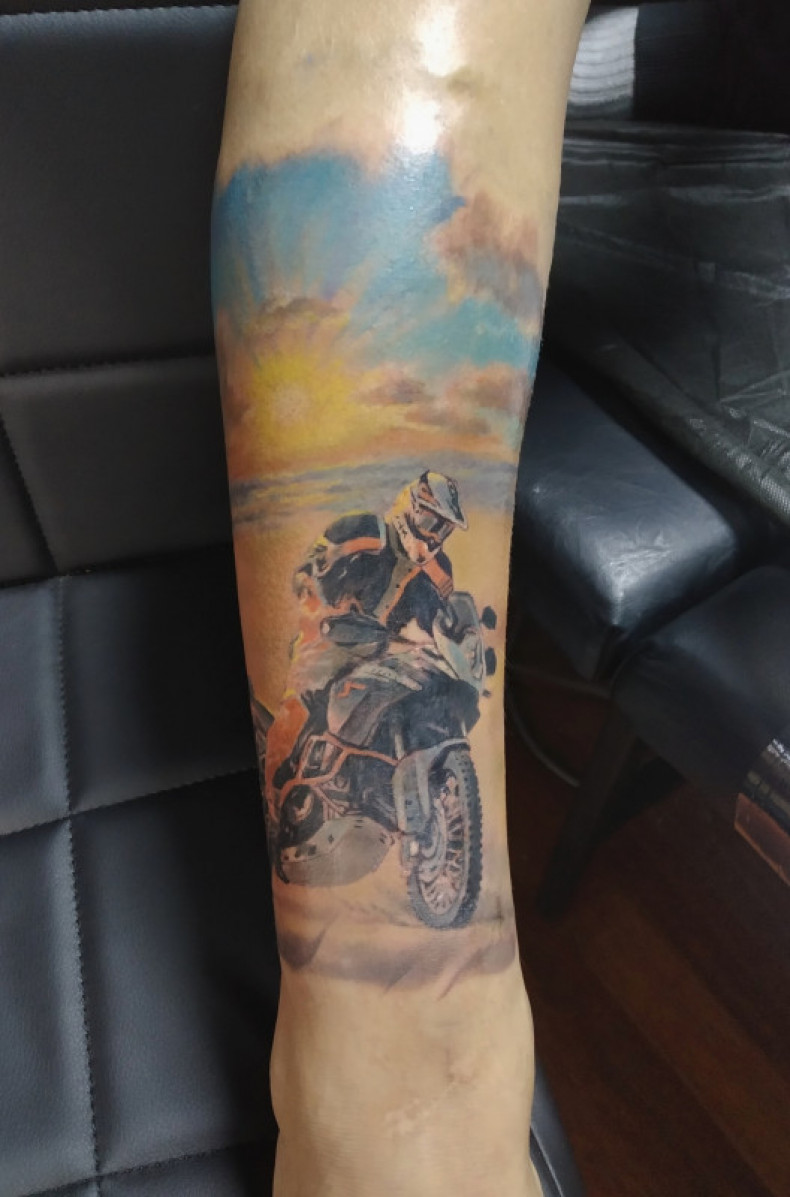 Motocykl kolorowy, photo - Tatuażysta Barb Tattoo