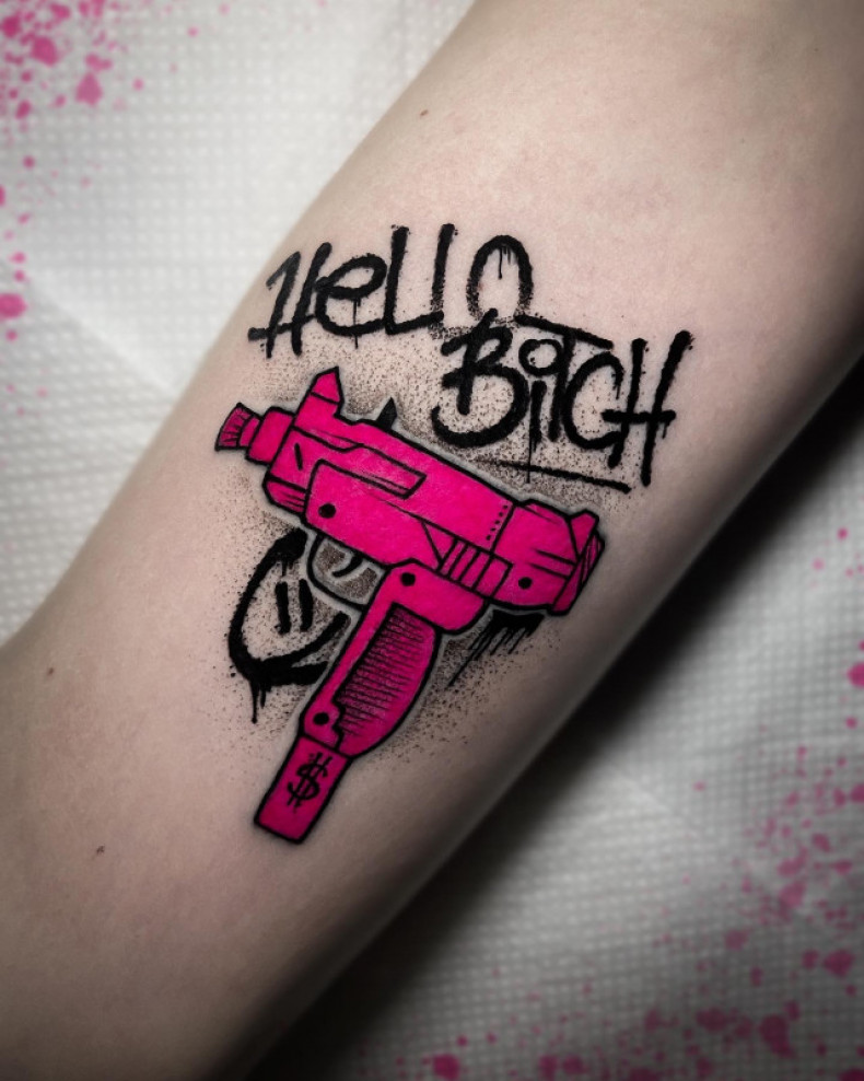 Karabin pistolet kolorowy, photo - Tatuażysta Barb Tattoo