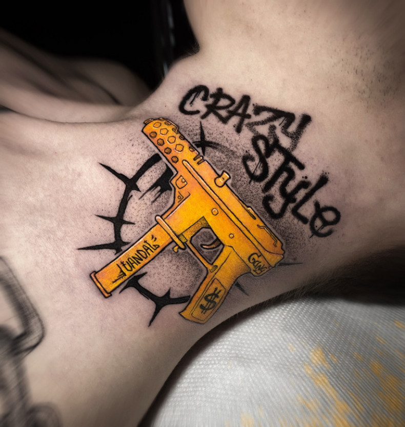 Karabin pistolet kolorowy, photo - Tatuażysta Barb Tattoo