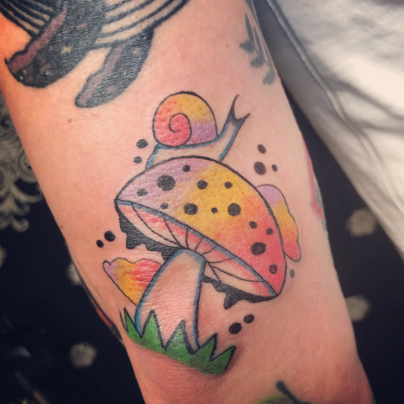 Mushroom snail colorful, photo - Tattoo Master Barb Tattoo