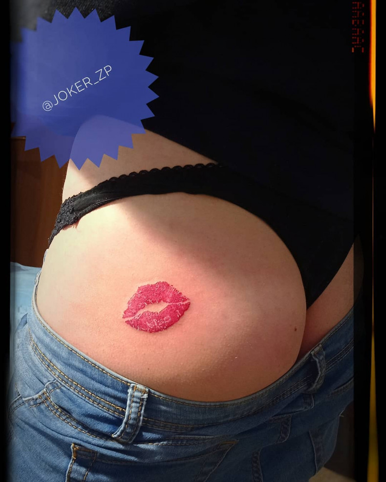 Lips butt kiss, photo - Tattoo Master Barb Tattoo