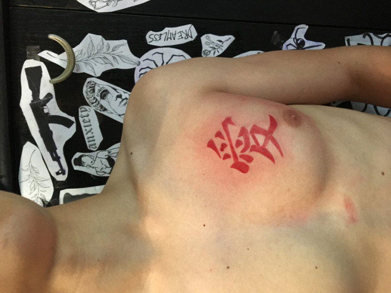 Hieroglyphen Brust bunte, photo - Tattoo-Meister Barb Tattoo