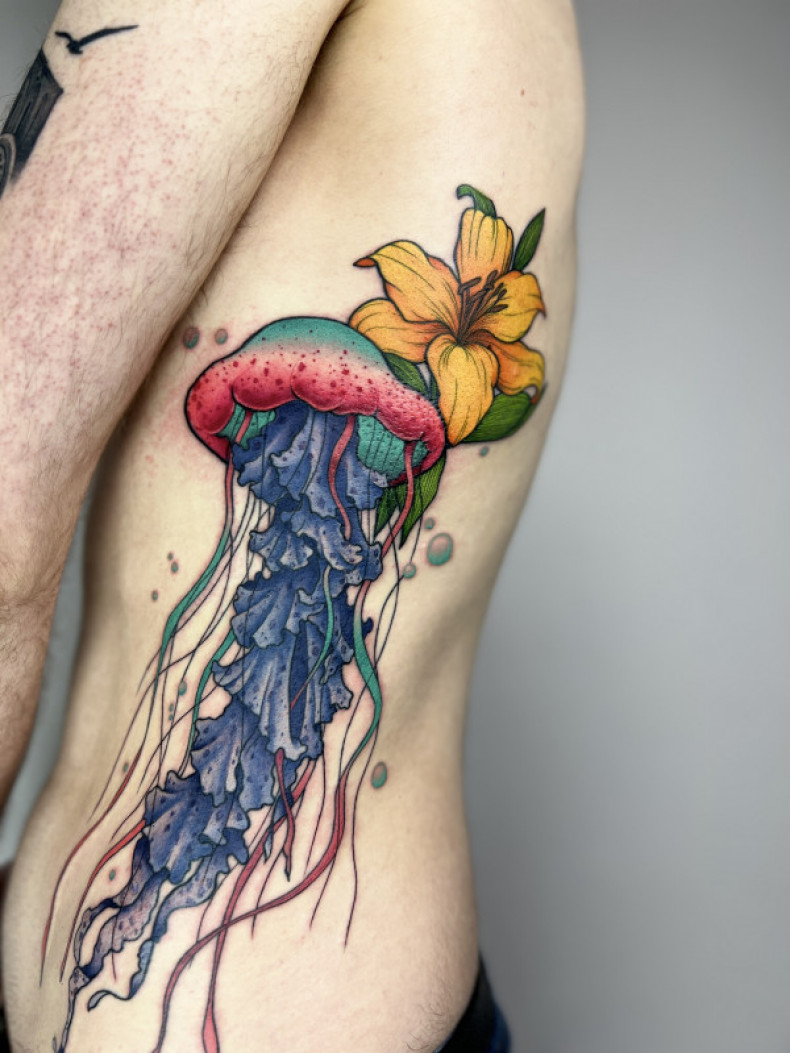 Lilia meduza na boku, photo - Tatuażysta Barb Tattoo