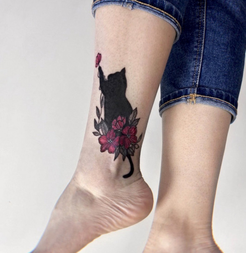 Blackwork cat ankle, photo - Tattoo Master Barb Tattoo