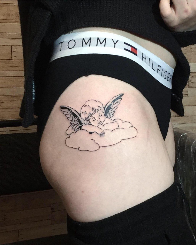 Anioł amorek na udzie, photo - Tatuażysta Barb Tattoo