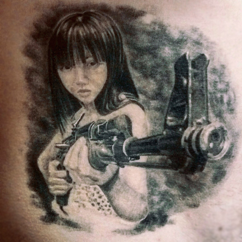 Tattoo girl with a machine gun, photo - Tattoo Master Barb Tattoo