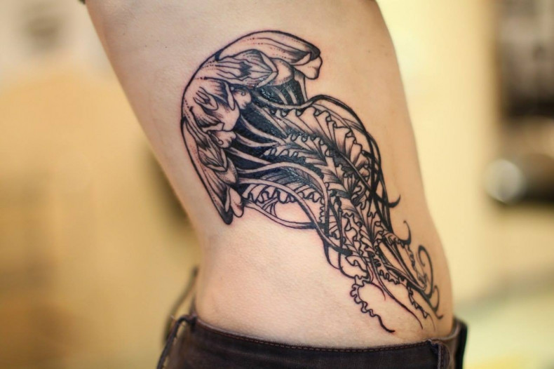 Whip shading meduza na żebrach, photo - Tatuażysta Barb Tattoo