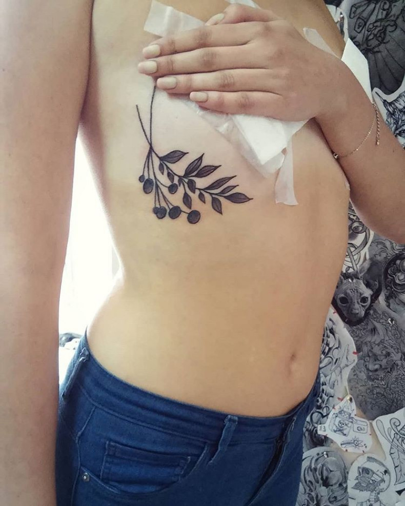 Gałąz whip shading pod biustem, photo - Tatuażysta Barb Tattoo