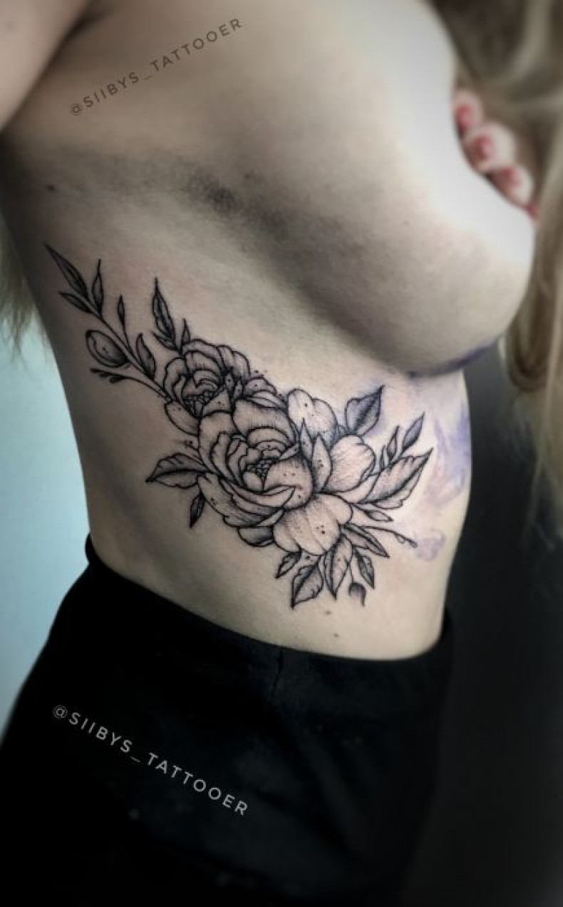 Whip shading na żebrach kwiat, photo - Tatuażysta Barb Tattoo