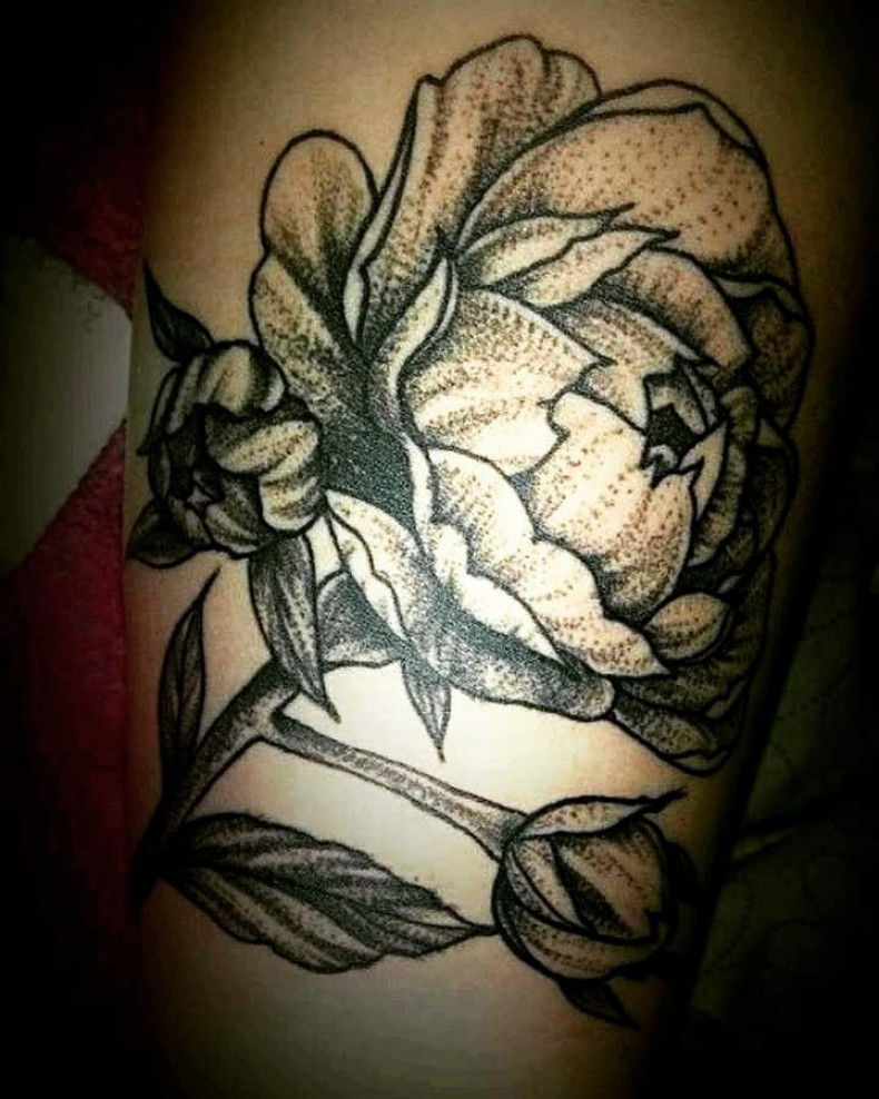 Whip shading kwiat czarno-biały, photo - Tatuażysta Barb Tattoo