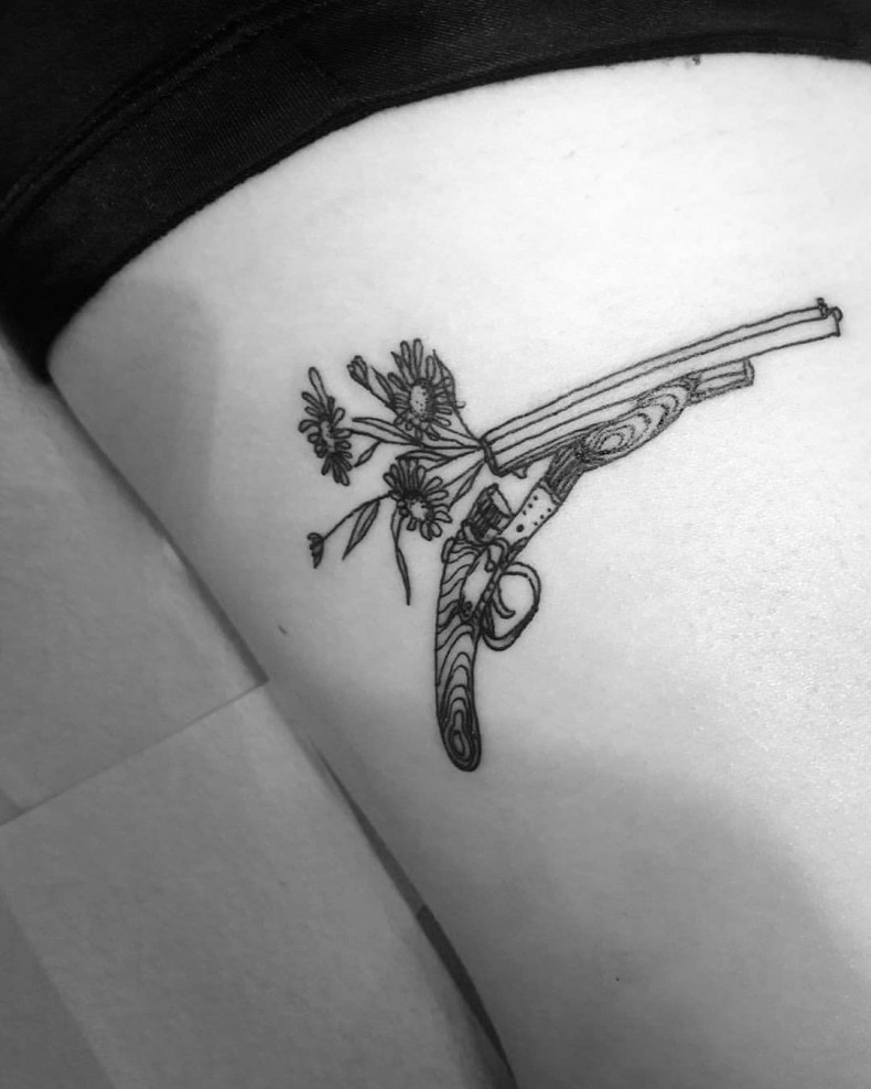 Linework pistole Revolver, photo - Tattoo-Meister Barb Tattoo