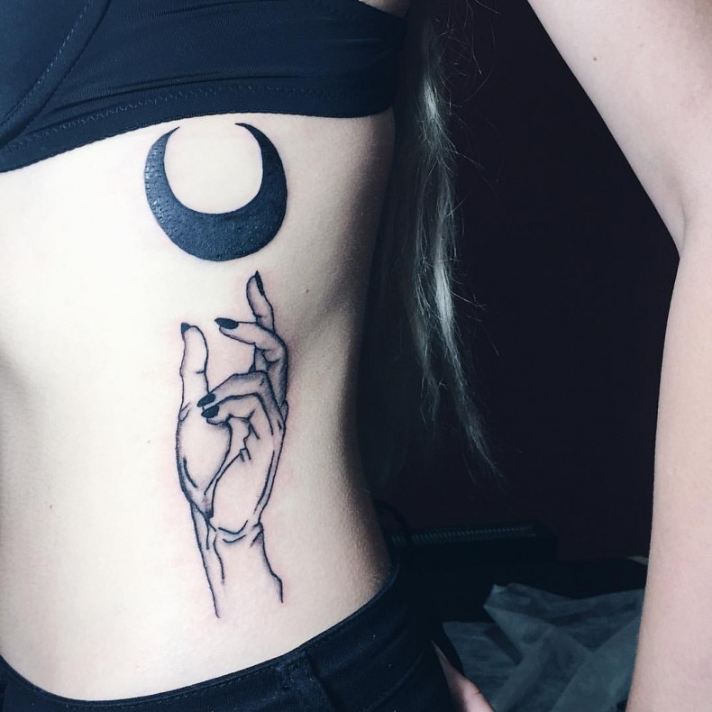 Księżyc miesiąc na żebrach, photo - Tatuażysta Barb Tattoo