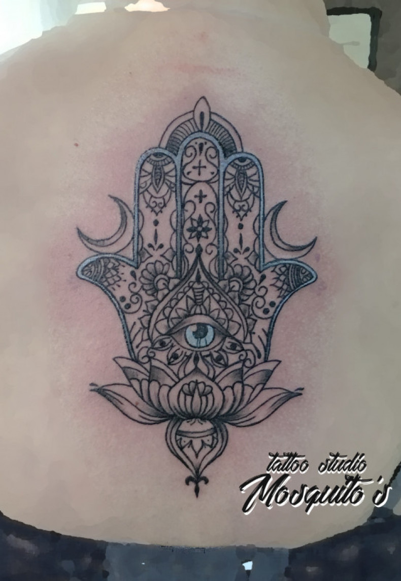 Back hamsa, photo - Tattoo Master Barb Tattoo