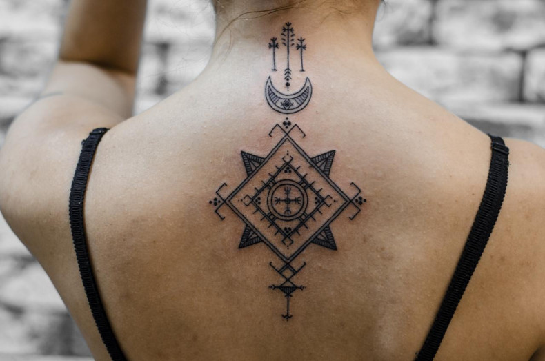 Геометрия символ на спине, photo - Тату мастер Barb Tattoo