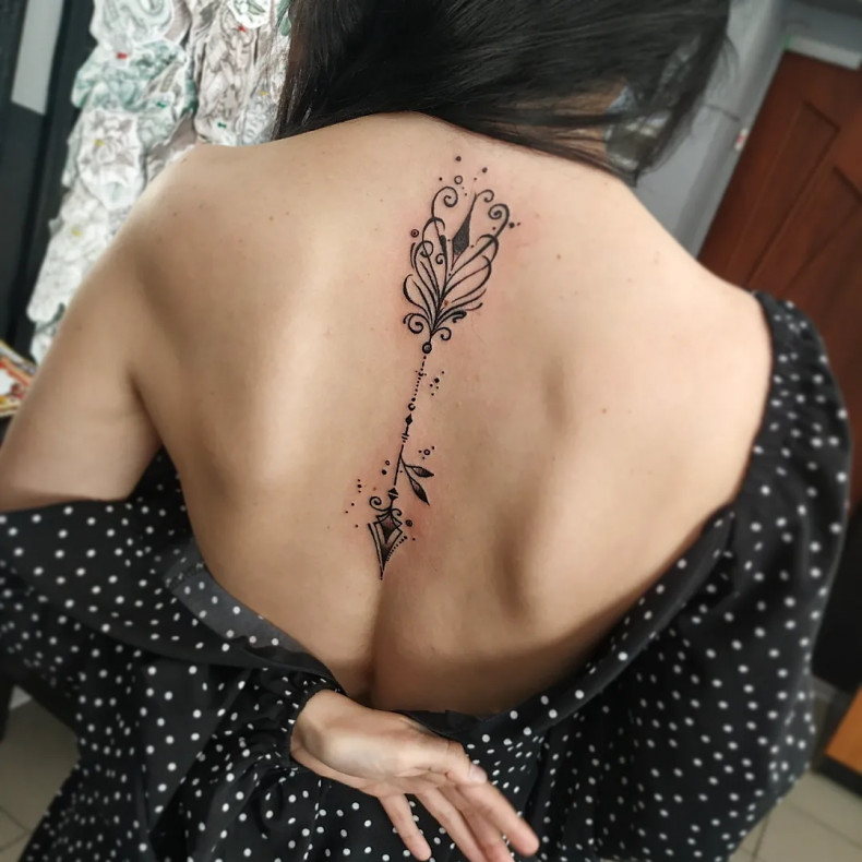 Лайнворк на спине стрела, photo - Тату мастер Barb Tattoo